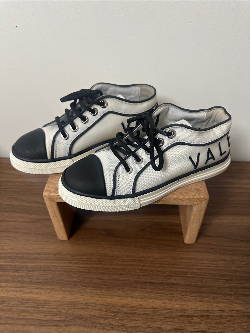Valentino Kids White and Black Low-Top Lace-Up Sneakers